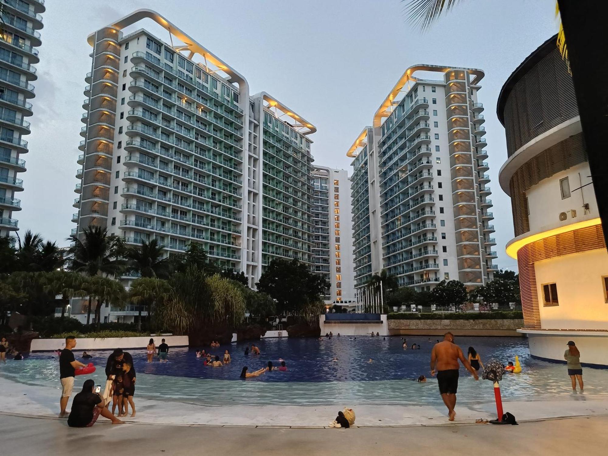 Manila Urban Resort at Azure Exterior foto