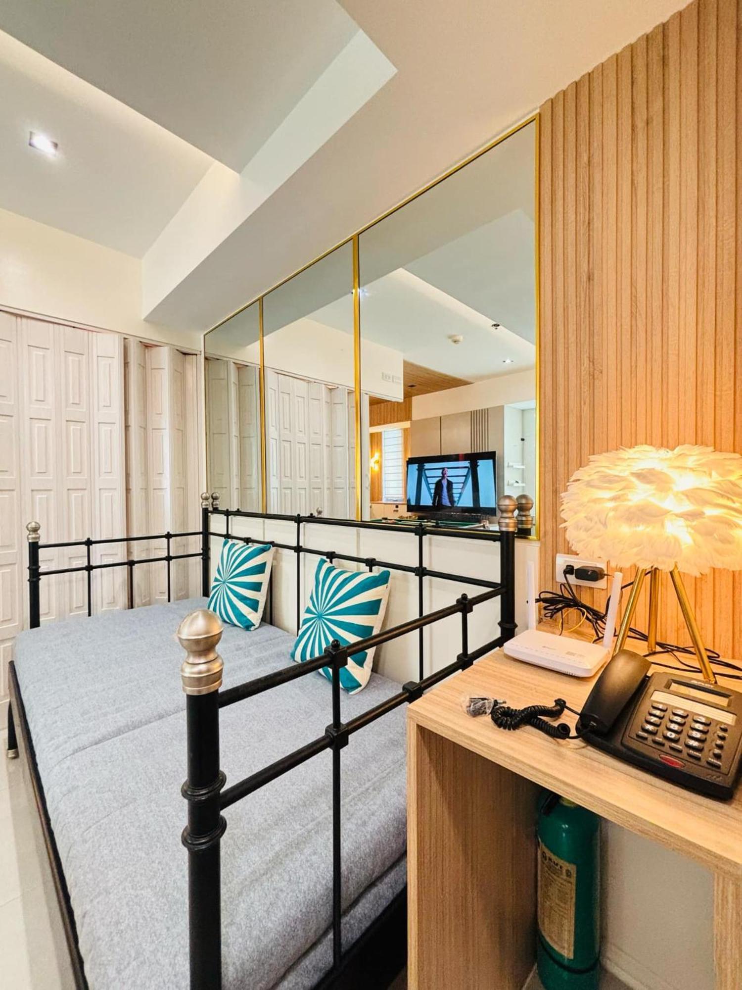 Manila Urban Resort at Azure Exterior foto