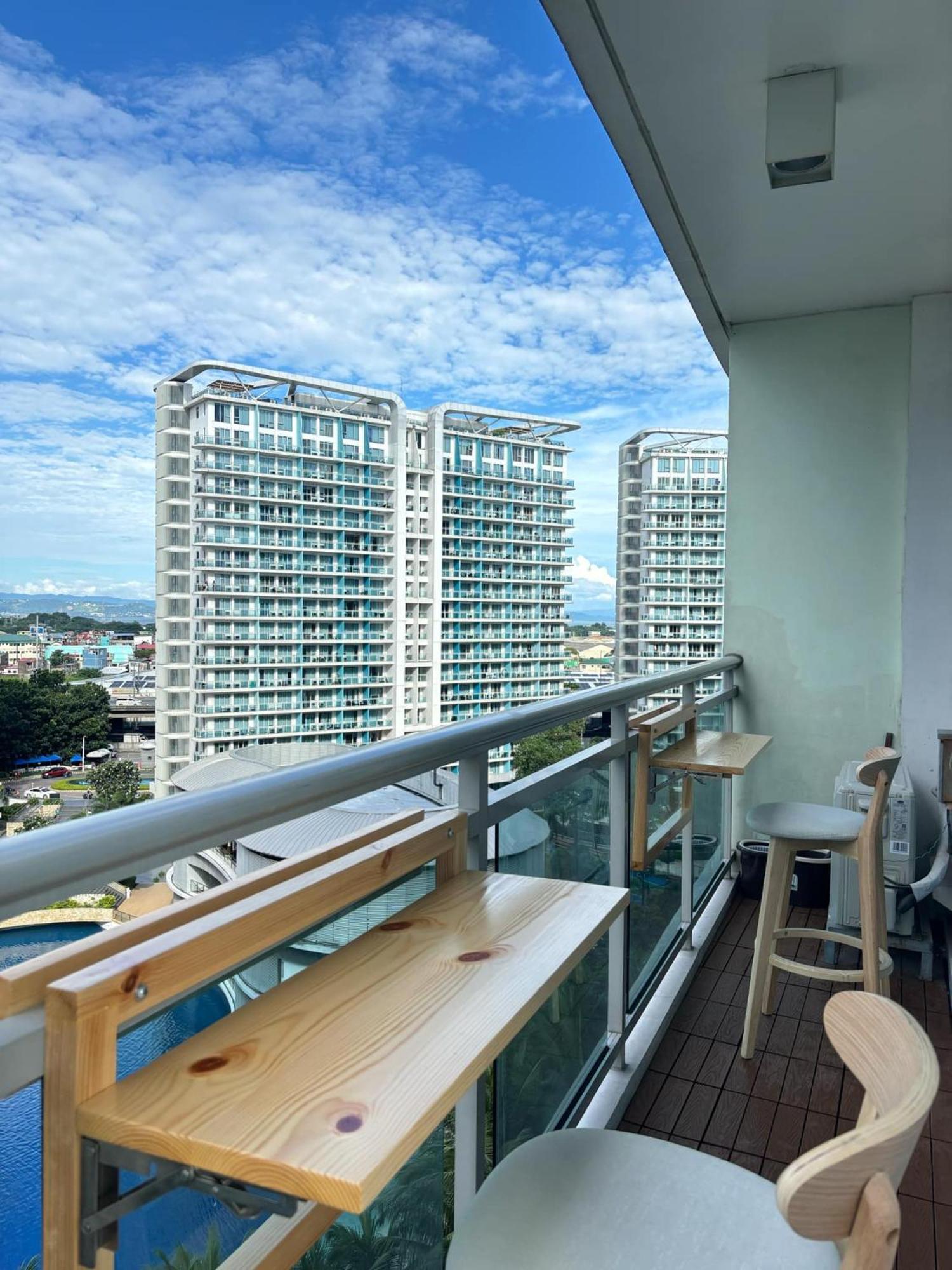 Manila Urban Resort at Azure Exterior foto