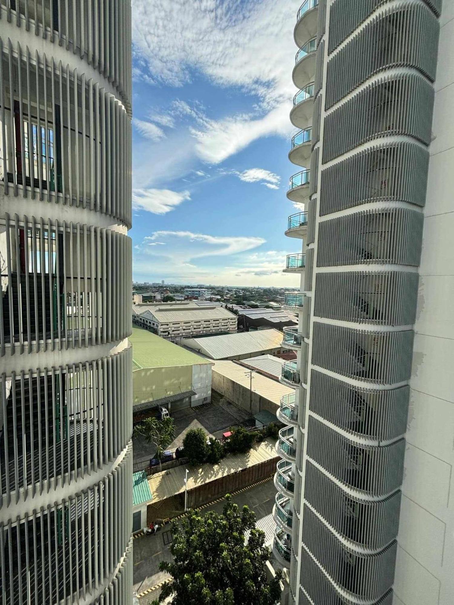 Manila Urban Resort at Azure Exterior foto