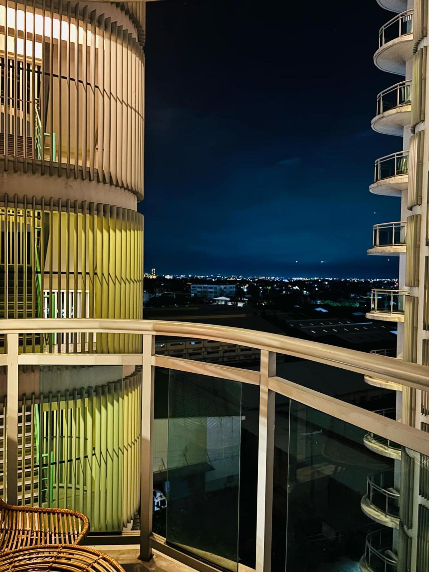 Manila Urban Resort at Azure Exterior foto